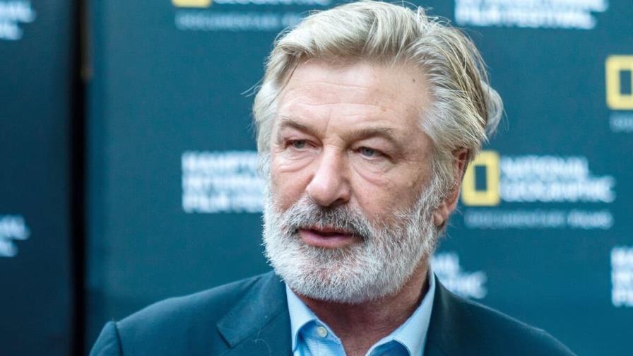 La fiscalía estadounidense rebaja los cargos contra Alec Baldwin