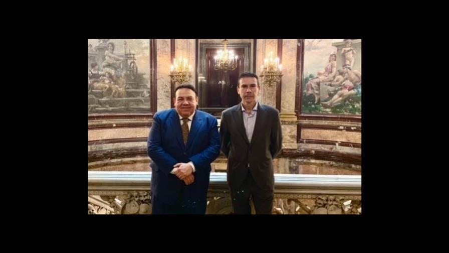 Escritores conversan sobre colaboración cultural entre España y República Dominicana