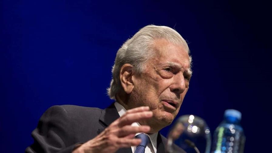 Presidenta de Perú, Dina Boluarte, felicita a Mario Vargas Llosa por su incorporación a la Academia Francesa