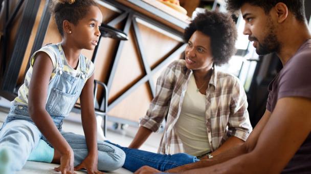 Ni autoritarios ni amigos: hay que ser padres accesibles