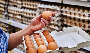 La gripe aviar y la inflación empujan a estadounidenses a comprar huevos en México