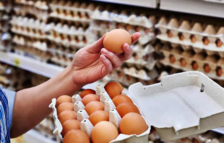 La gripe aviar y la inflación empujan a estadounidenses a comprar huevos en México