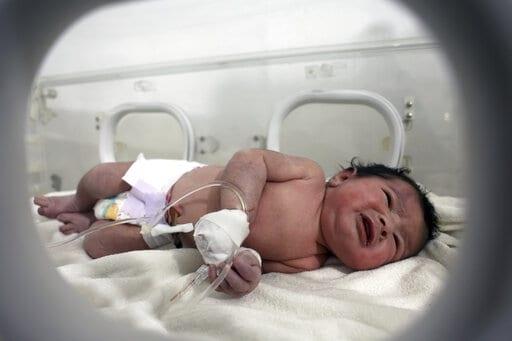 Una tía adopta a la bebé recién nacida rescatada tras sismo en Siria