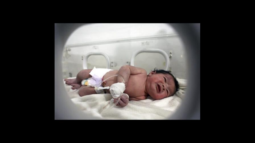Una tía adopta a la bebé recién nacida rescatada tras sismo en Siria