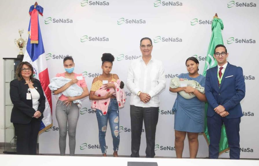 Senasa entrega carné de afiliación a los primeros bebés nacidos en el 2023