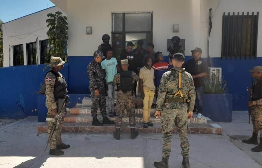 El Ejército apresa a seis haitianos en Duvergé; presume forman parte de bandas haitianas