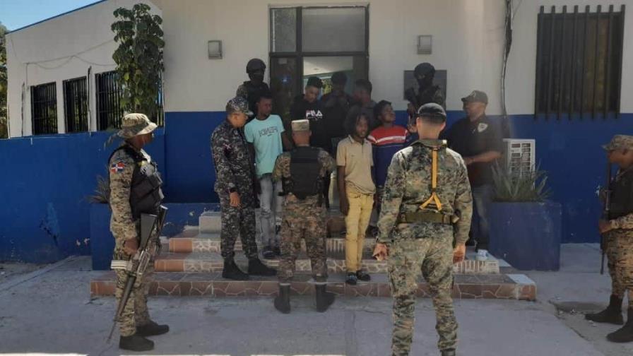 El Ejército apresa a seis haitianos en Duvergé; presume forman parte de bandas haitianas