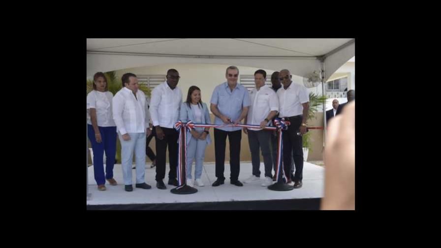 Abinader entrega hospital y entrada remozada a La Romana