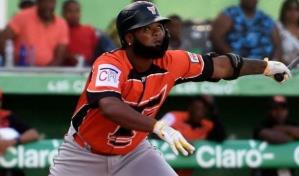 Toros firman a Yamaico Navarro y evitan quede agente libre