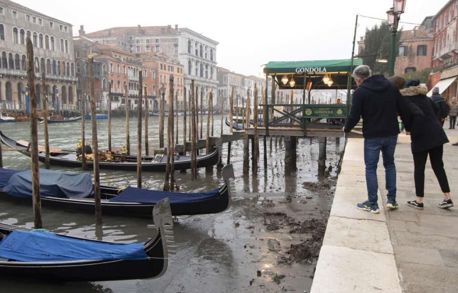 La marea baja prolonga la sequía en los canales de Venecia