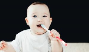 Qué hacer cuando a los bebés les comienzan a salir los dientes