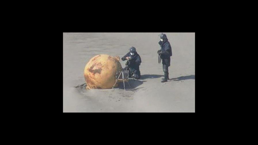Encuentran bola gigante de hierro en una playa en Japón Encuentran bola gigante de hierro en una playa en Japón