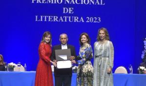 Monse&ntilde;or Bret&oacute;n recibe el Premio Nacional de Literatura