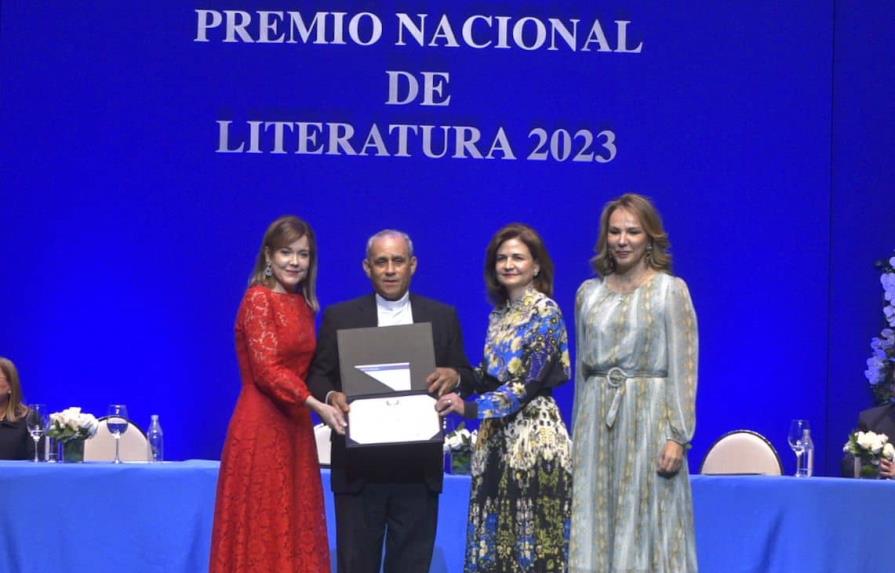 Monseñor Bretón recibe el Premio Nacional de Literatura