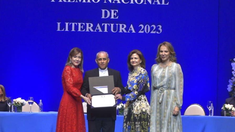 Monseñor Bretón recibe el Premio Nacional de Literatura Monseñor Bretón recibe el Premio Nacional de Literatura