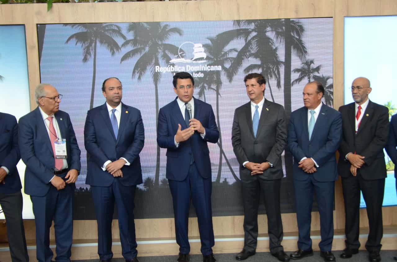 El ministro de Turismo acompañado de funcionarios y empresarios dominicanos.