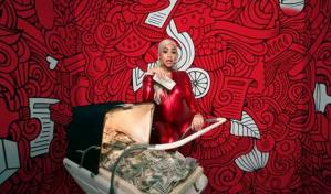 Con un coche de bebé lleno de dólares, Yailin estrena nuevo tema