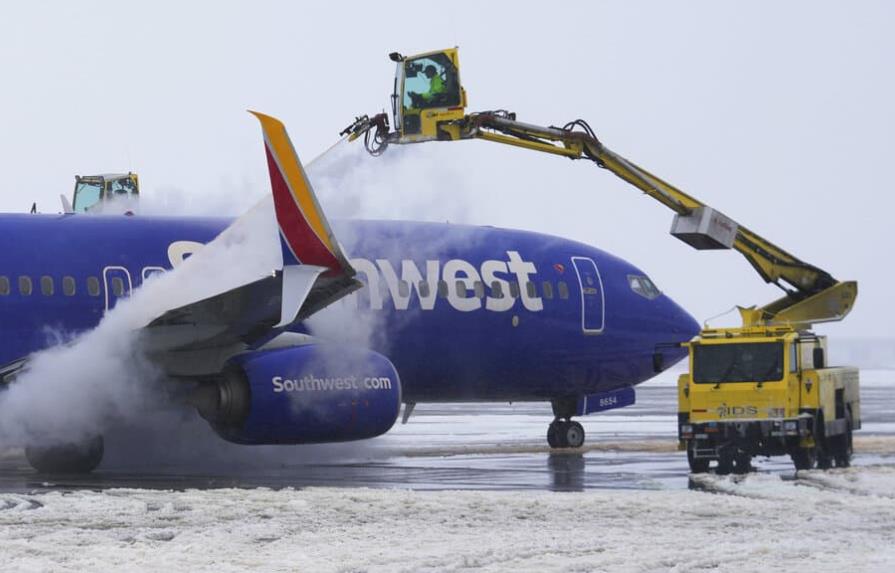 Tormenta invernal azota EEUU y causa cancelación de vuelos