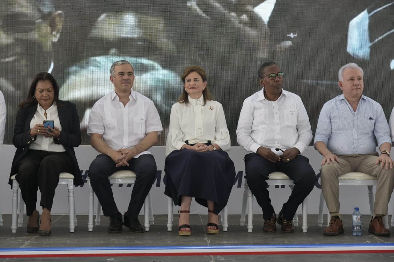 La vicepresidenta con otros funcionarios. 