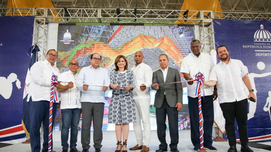 Vicepresidenta Raquel Peña entrega un remozado multiuso al Club San Carlos