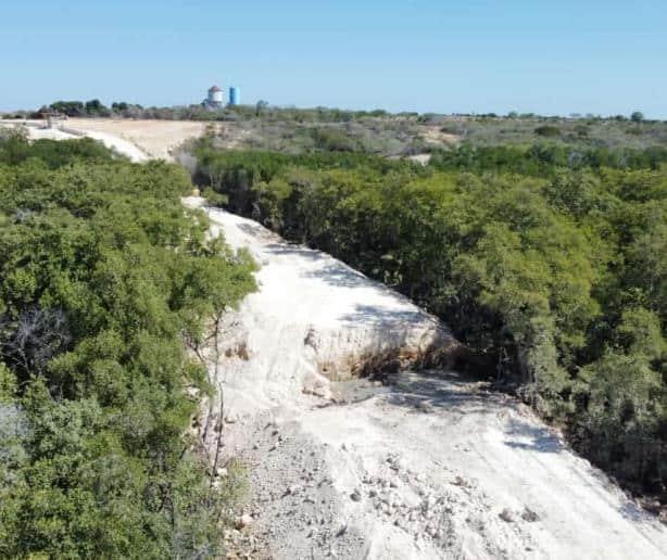 Medio Ambiente admite violaciones en construcción de muro en área protegida de Montecristi