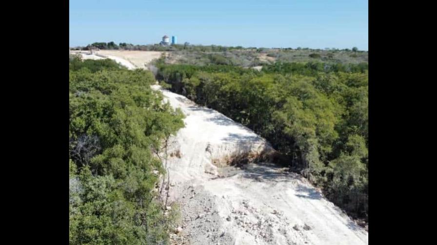 Medio Ambiente admite violaciones en construcción de muro en área protegida de Montecristi