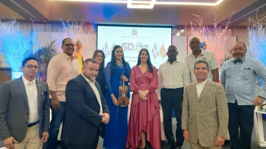 Violinista Aisha Syed ofrece concierto durante la celebración de la Semana Dominicana en Jamaica