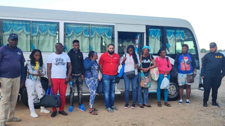 Agentes de Migración intervienen dos autobuses y detienen a 39 haitianos indocumentados