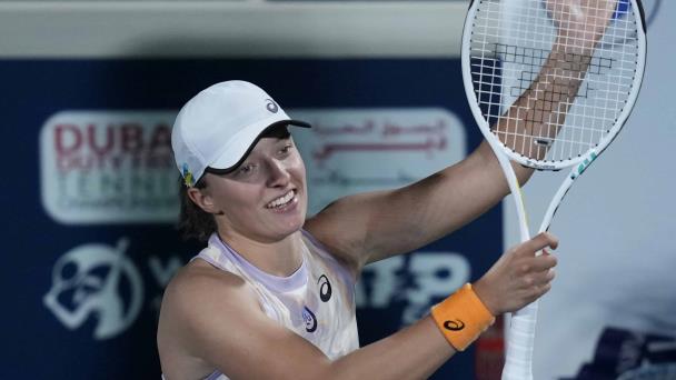 Swiatek avanza a la final en Dubai al superar a Gauff