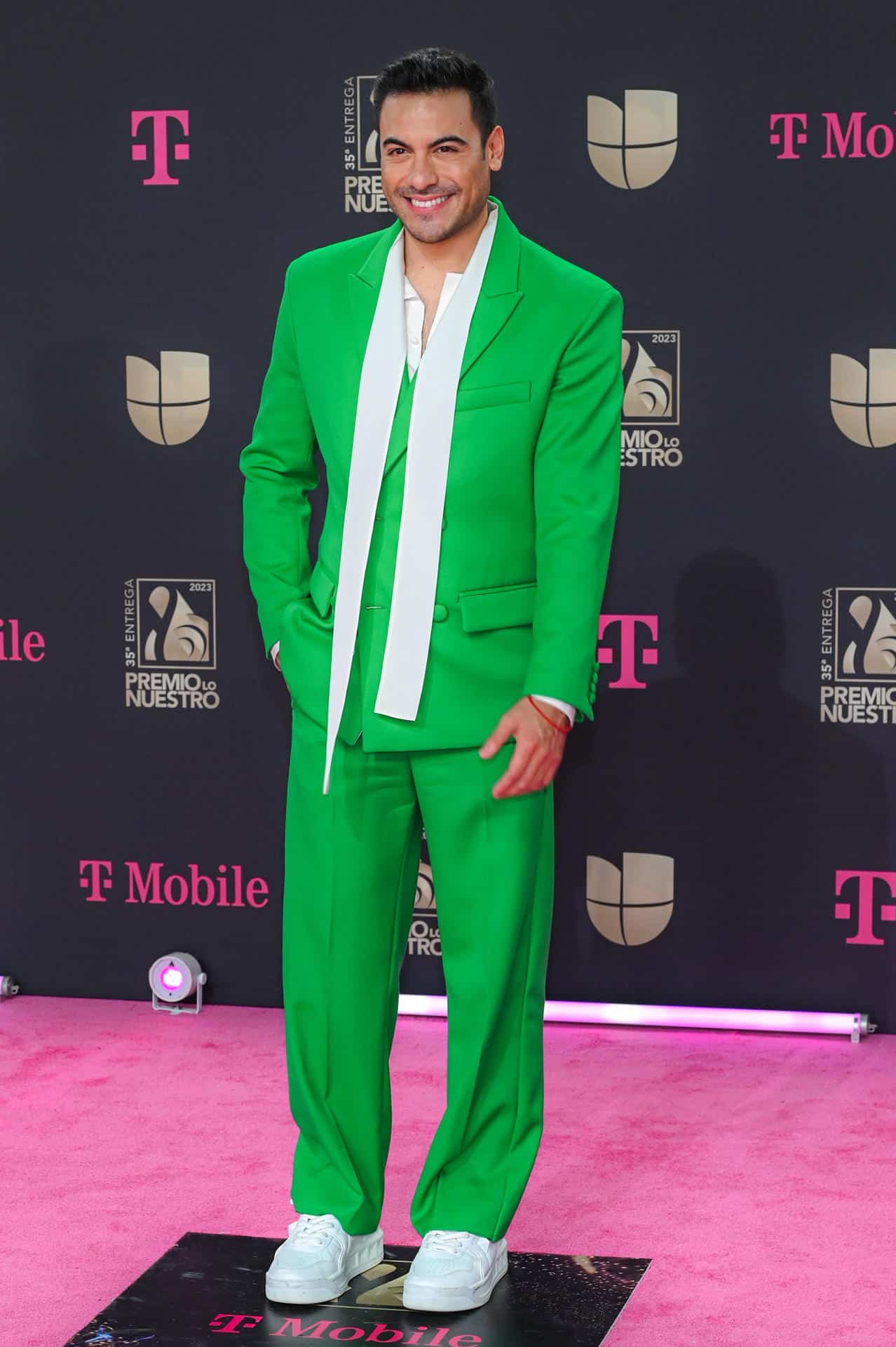 El cantante mexicano Carlos Rivera posa en la alfombra magenta de los Premio Lo Nuestro hoy en el Miami-Dade Arena en Miami, Florida (EE.UU.).