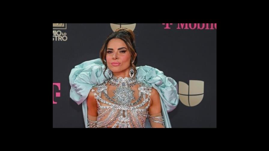 Elegancia moderna y explosión de colores en la alfombra de Premio Lo Nuestro Elegancia moderna y explosión de colores en la alfombra de Premio Lo Nuestro