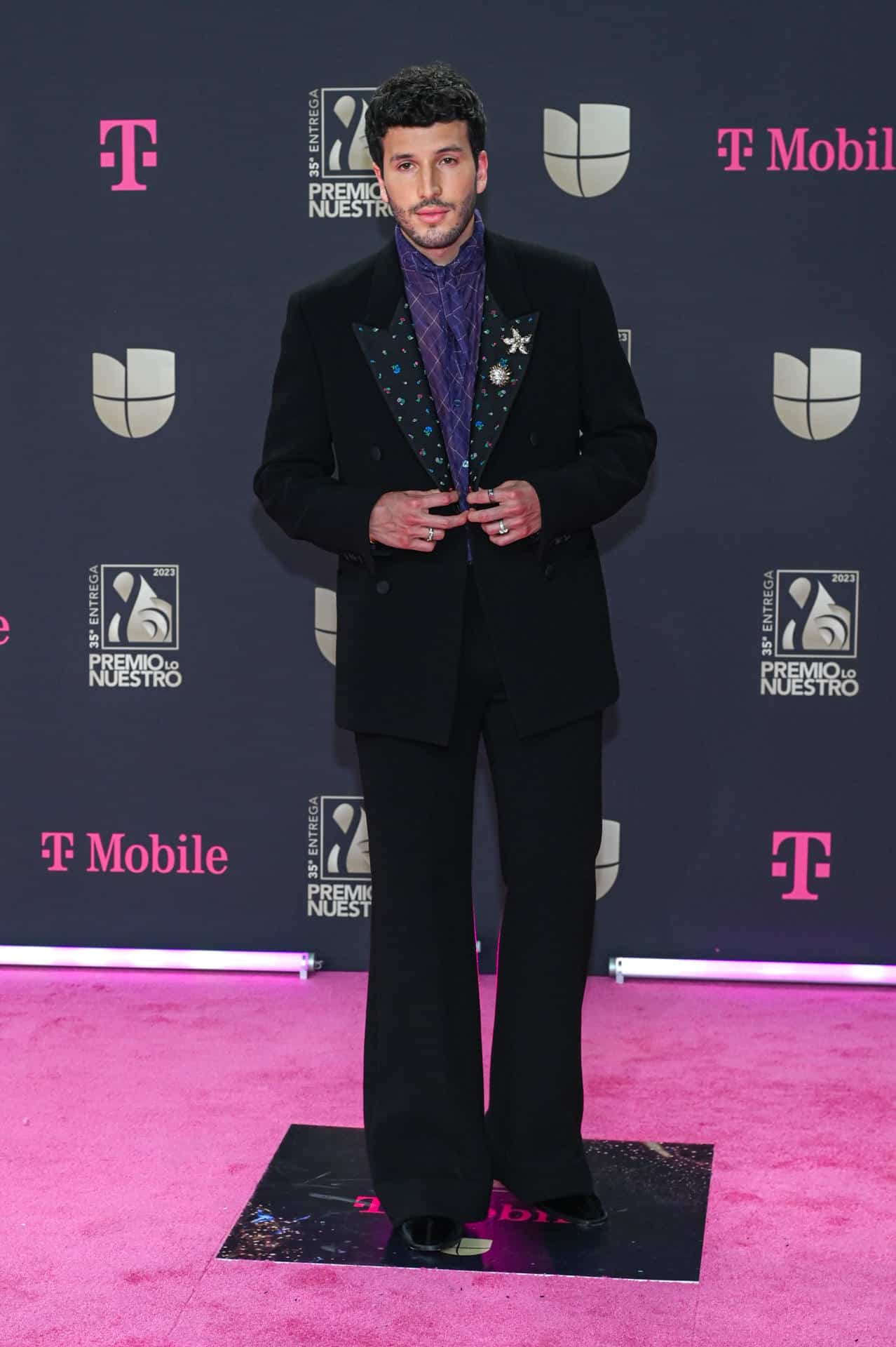 El cantante colombiano Sebastián Yatra posa en la alfombra magenta de los Premio Lo Nuestro hoy, en el Miami-Dade Arena en Miami, Florida (EE.UU.). 