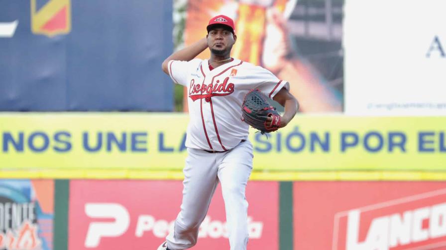 Iván Nova continuará con el Escogido