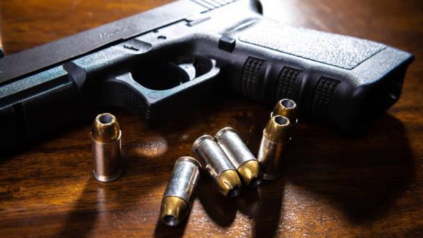 Arma olvidada en el baño de una primaria de Texas causa polémica
