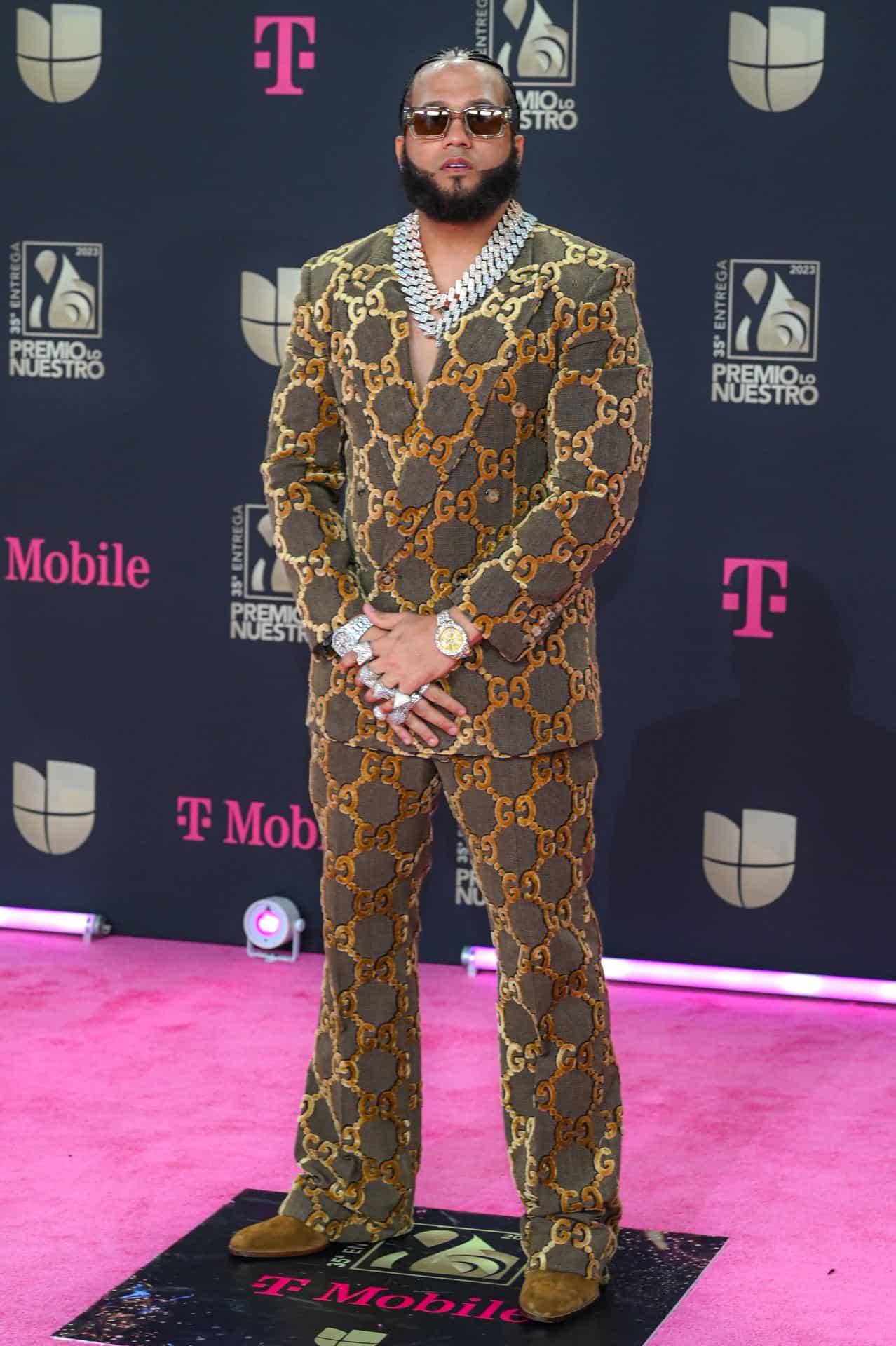 El rapero dominicano El Alfa posa en la alfombra magenta de los Premio Lo Nuestro hoy en el Miami-Dade Arena en Miami, Florida. 