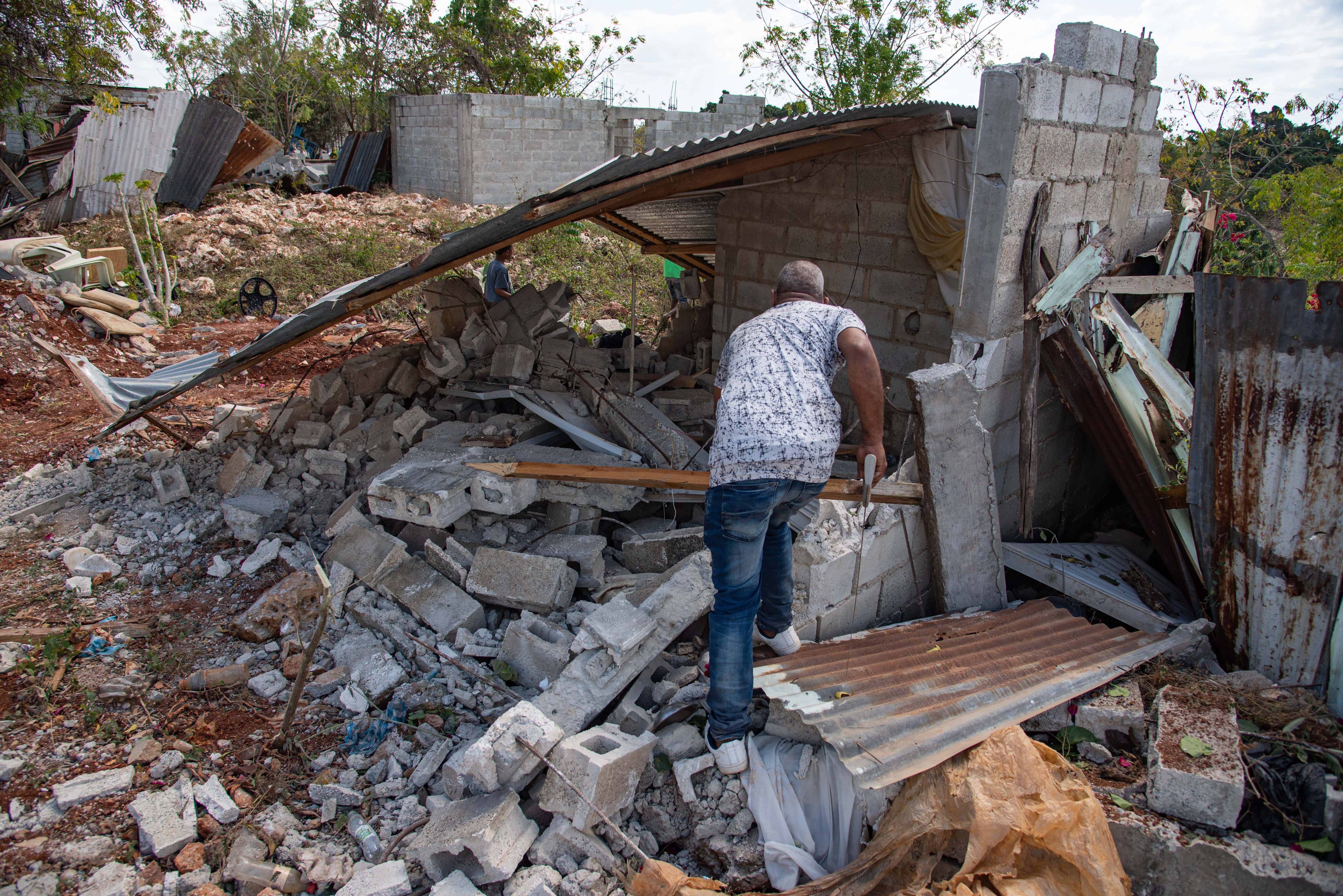 Ademas de la destruccuón de casas , las personas llevadas por la Policía robaron dinero y ajuares, dicen los afectados.