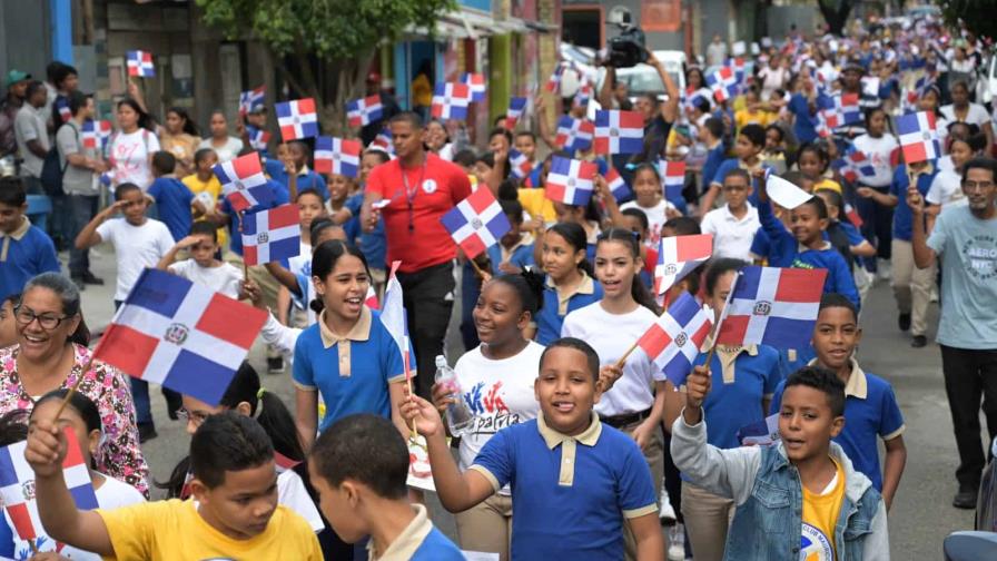 Marchan por varias calles de Villa Juana en reverencia a la Patria