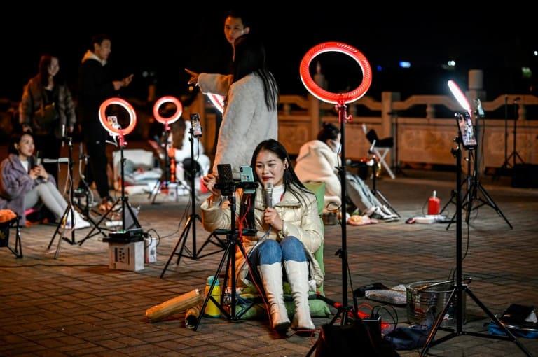 “Streamers” chinos salen a la calle en busca de dinero de sus seguidores