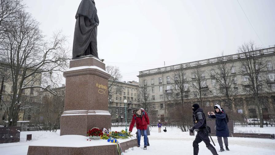 Rusos conmemoran primer aniversario de guerra en Ucrania con flores