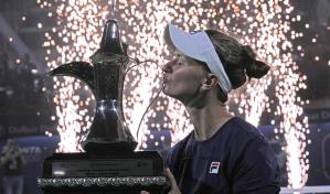 Krejcikova sorprende y supera a Swiatek para ganar en Dubái