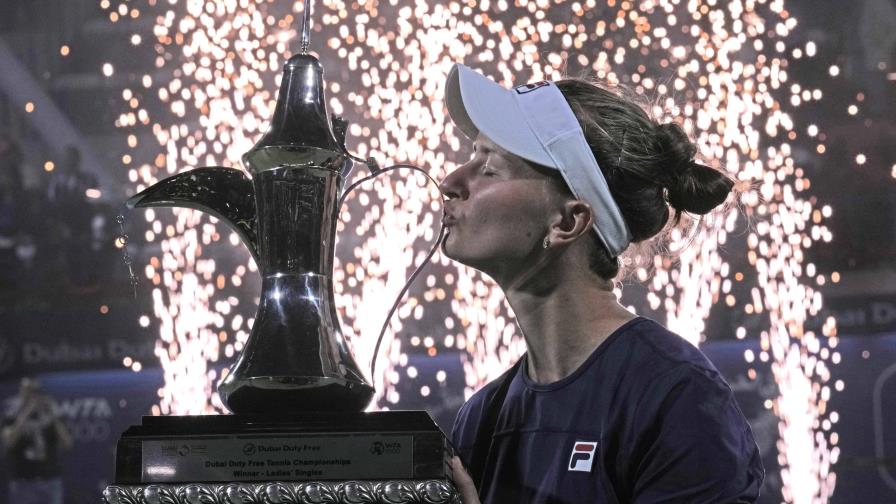 Krejcikova sorprende y supera a Swiatek para ganar en Dubái