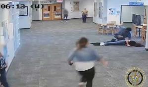 VIDEO | Alumno dej&oacute; inconsciente a golpes a maestra que le quit&oacute; videojuego y prometi&oacute; volver para asesinarla