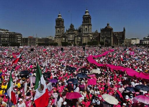 Miles marchan en México contra reformas electorales