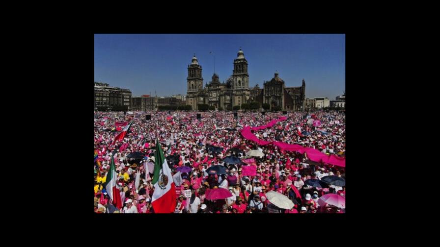 Miles marchan en México contra reformas electorales