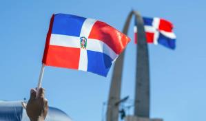 Dominicanos recitan poema de Pedro Mir en el 179 aniversario de la Independencia