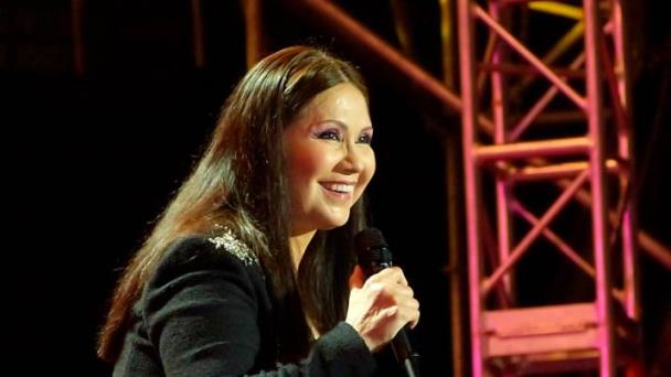 Ana Gabriel anuncia su retiro de la música durante un concierto y el público no reaccionó de la mejor manera