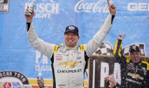 Busch logra primera victoria en cierre de Fontana en NASCAR