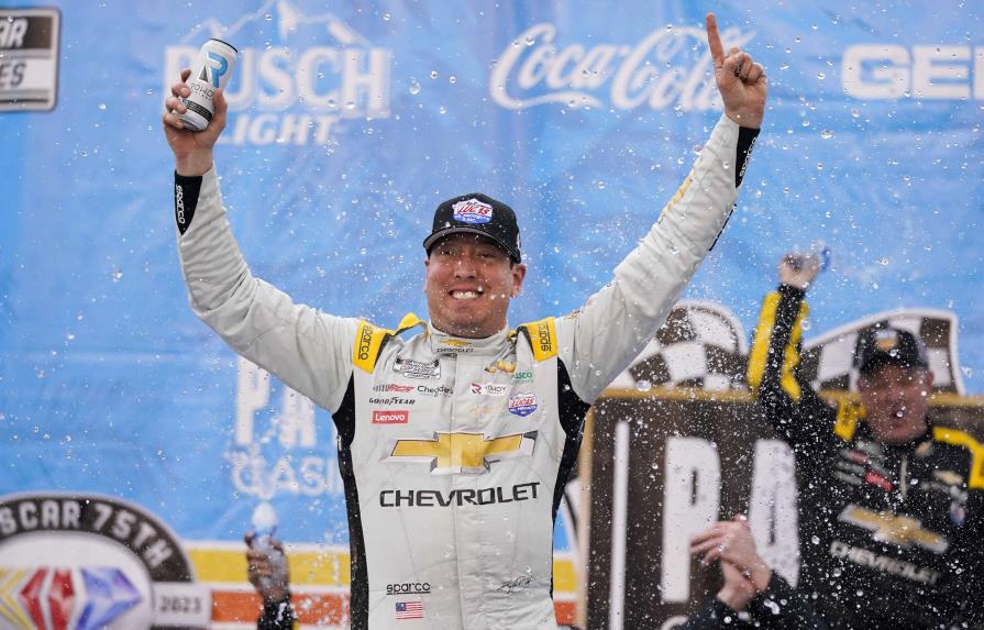 Busch logra primera victoria en cierre de Fontana en NASCAR