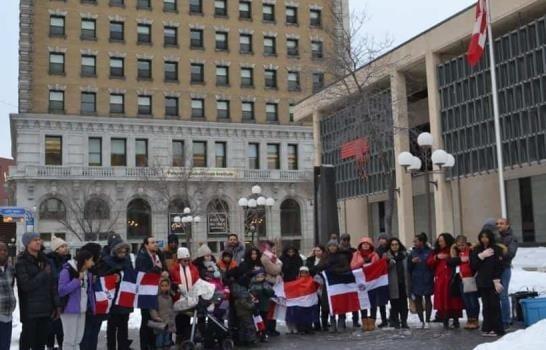 La alcaldía de Winnipeg iza por primera vez la bandera dominicana