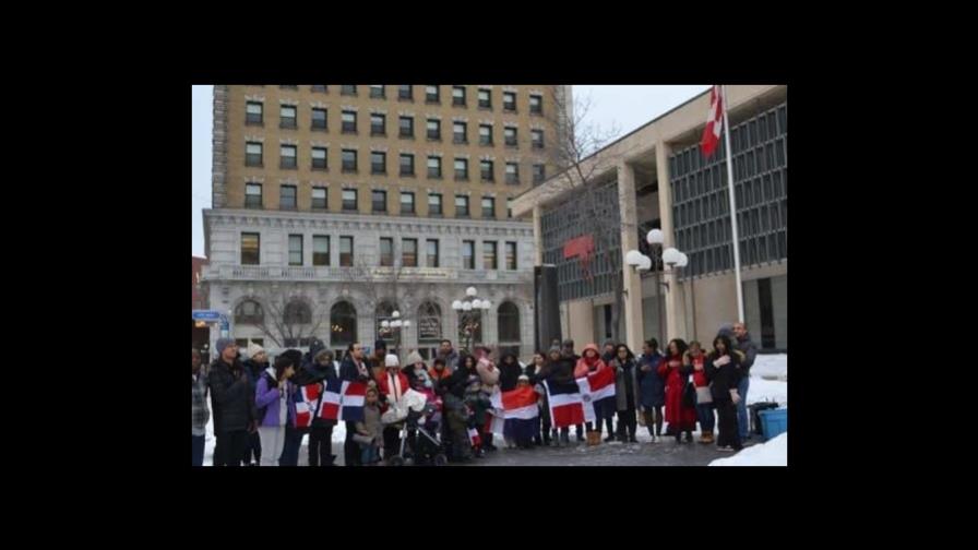 La alcaldía de Winnipeg iza por primera vez la bandera dominicana